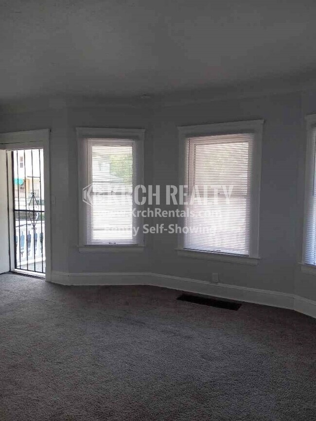 Foto del edificio - Very spacious 5 bedroom, 1.5 bathroom home!