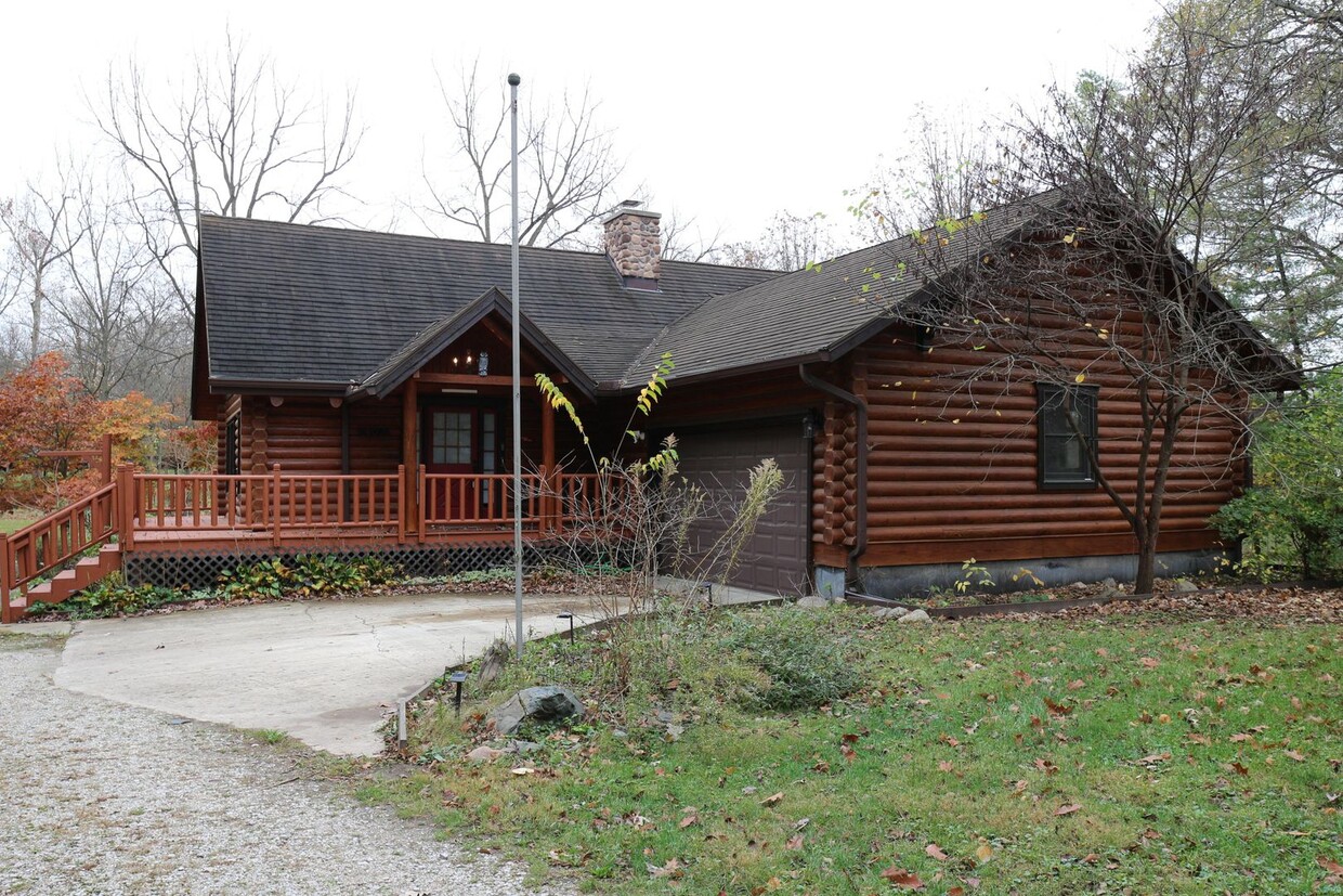 Primary Photo - Gorgeous Log Cabin near West Lafayette!