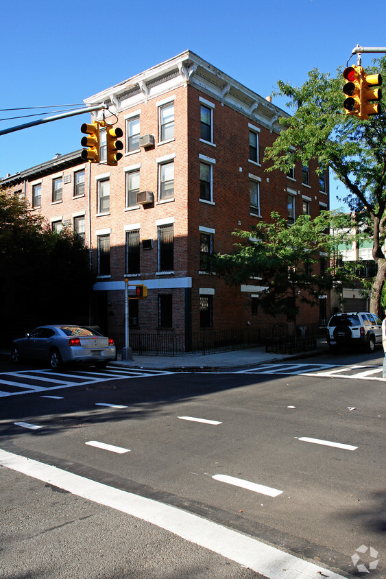 Primary Photo - 110 Hoyt St