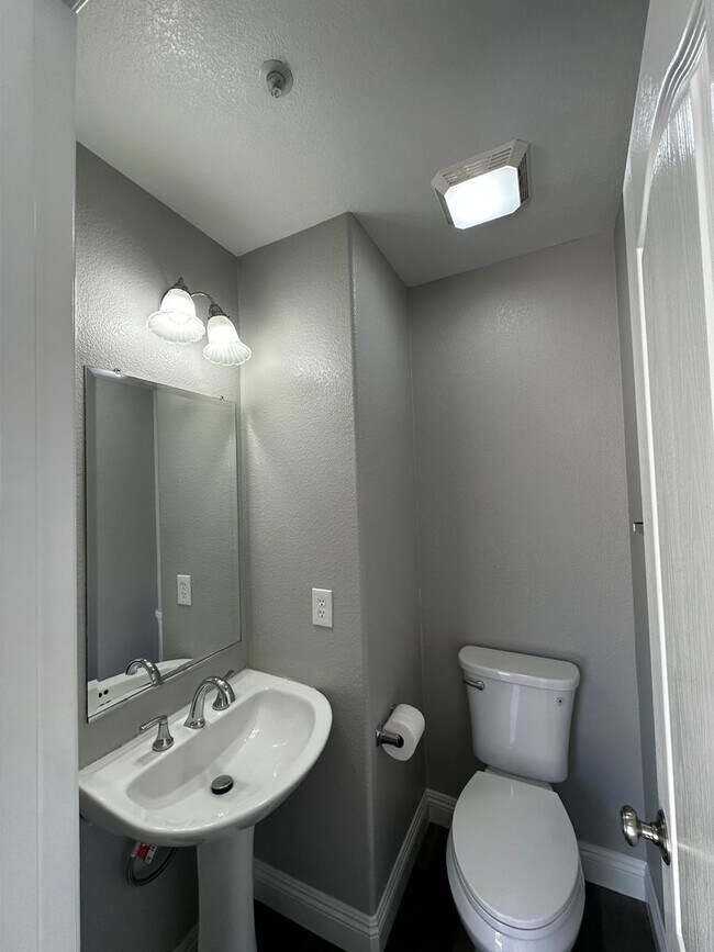 Building Photo - 3 Bedroom 2.5 Bath Home for lease located in Placentia~ Yorba Linda Community