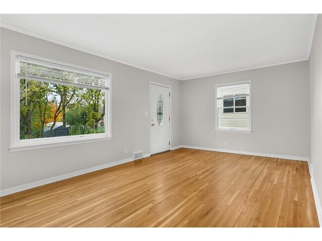 Foto del edificio - 2336 Ives Ln N