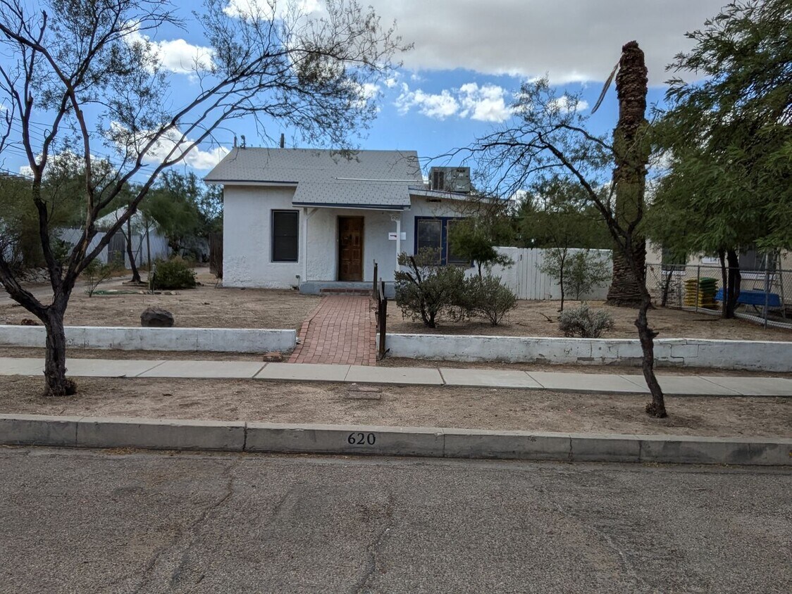 Primary Photo - Near the U of A and more