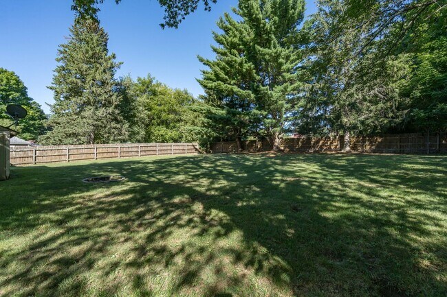 Building Photo - 4 Bed/ 2 Bath House For Rent With Garage &...
