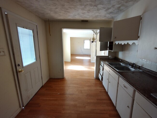 Building Photo - 209 N Whiterow Ave