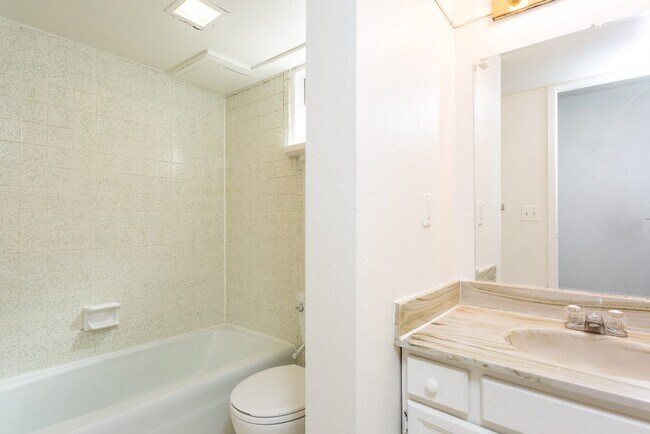 Building Photo - 940 S 46th St