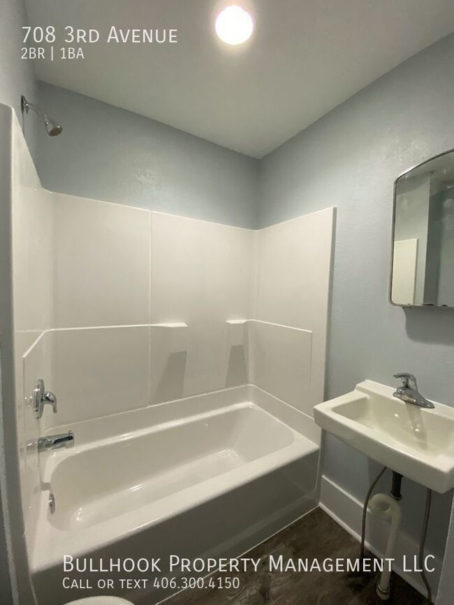 Building Photo - Updated 2 bedroom, 1 bath apartment
