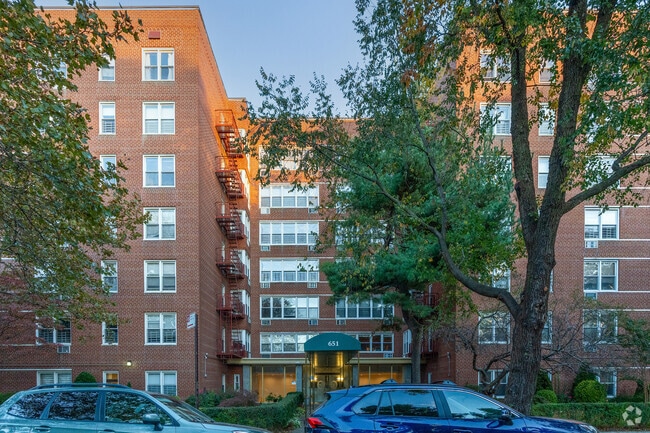 Building Photo - 651 Vanderbilt St