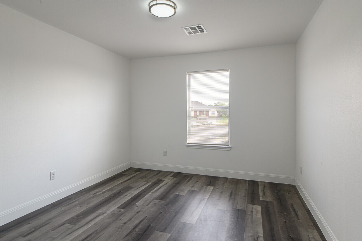 Foto del edificio - 3429 Twp Grove Ln