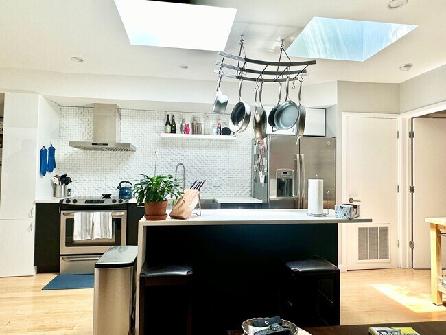 Foto del edificio - 2 Bedroom with Parking and Pets Welcome!