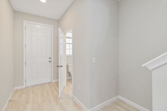 Foto del edificio - Beautiful Brand New 3/2.5 Townhome W/ 1 Ca...