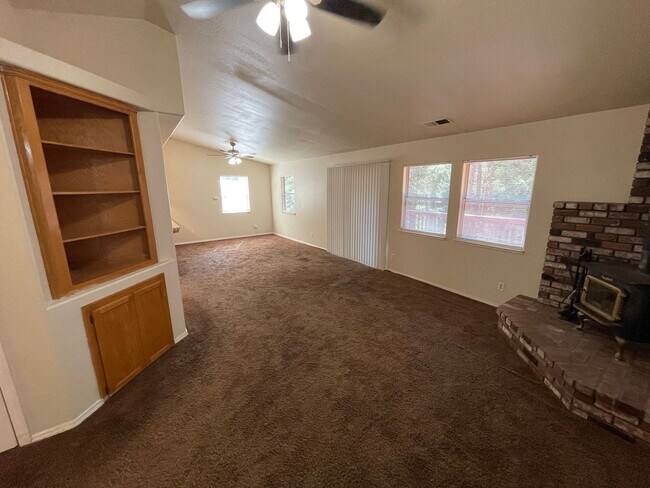 Building Photo - Magalia Home for rent 3 bed 2 bath. newly ...