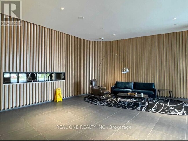 Building Photo - 120 Varna Dr