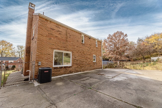 Building Photo - 3203 Hebron Dr