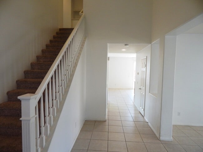 Building Photo - GORGEOUS 5 Bedroom** & 3 full bathrooms on a Cul-De-Sace Home!!