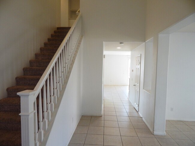 Foto del edificio - GORGEOUS 5 Bedroom** & 3 full bathrooms on a Cul-De-Sace Home!!