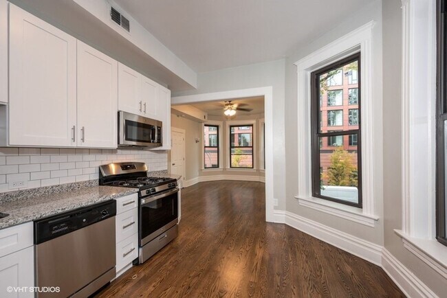 Building Photo - 933 W Altgeld St