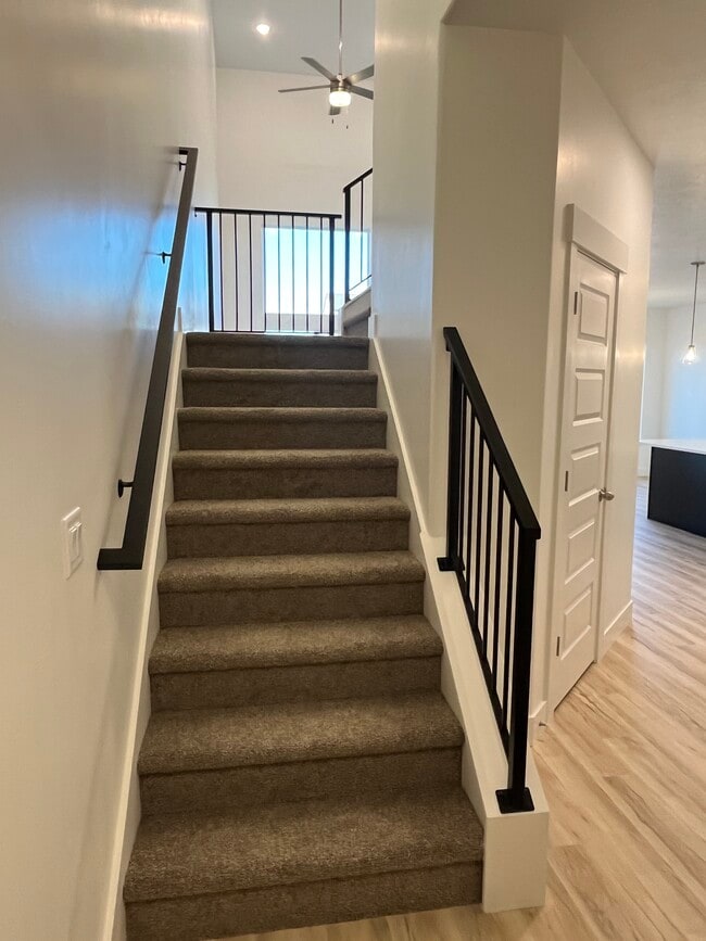 Building Photo - 1576 W Banner Dr