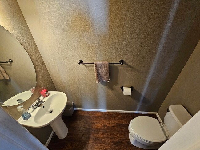 Building Photo - 3 Bed 3 Bath Townhome Minutes from Ft. Carson!!
