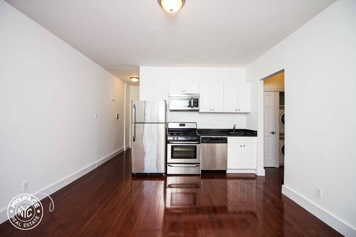 Primary Photo - 216 Macon St