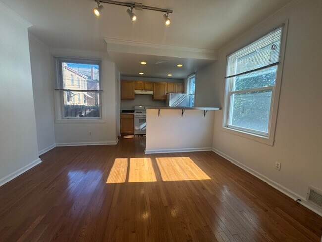 Foto del edificio - Available August 1, 2025; Lease will end J...