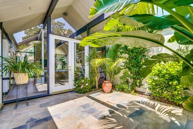 Foto del edificio - Gorgeous 4 Bed, 2 Bath Eichler in Sunnyvale