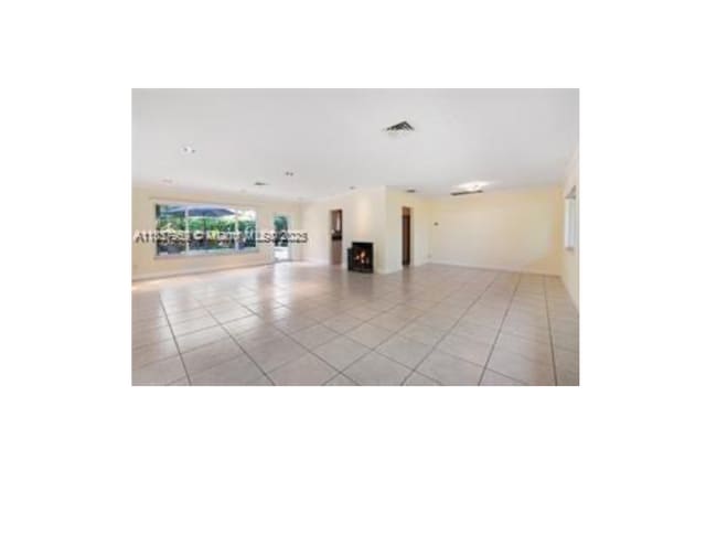 Foto del edificio - 2632 NE 30th St