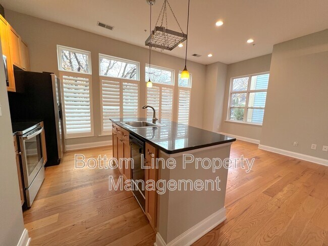 Foto del edificio - 738 Garden District Dr