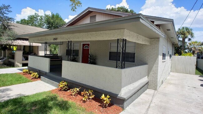 Building Photo - South Tampa 3/2 Bungalow