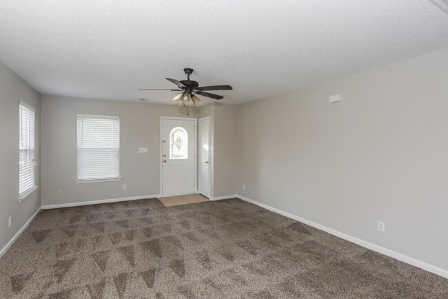 Building Photo - 6370 Day Lilly Ln