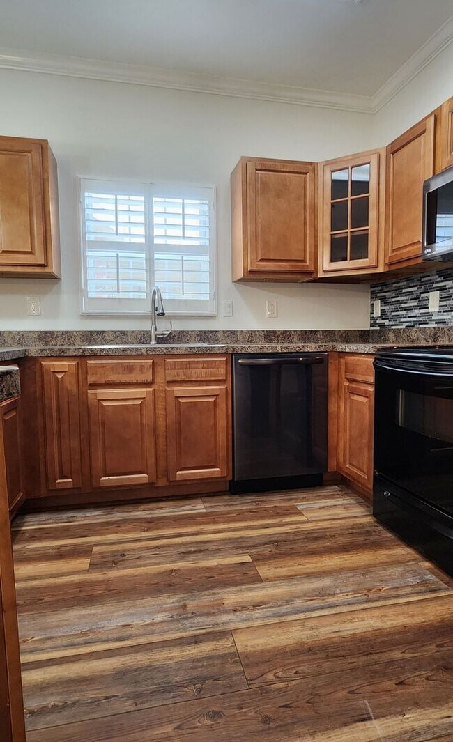 Building Photo - Welcome to this charming 3-bedroom, 2-bath...