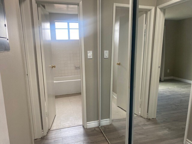 BAÑO CON TOCADOR NUEVO Y PINTURA FRESCA - 11938 Union St