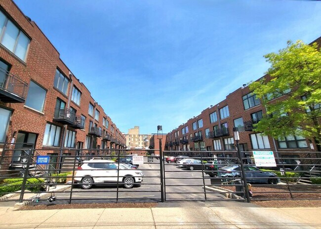 Building Photo - 843 W Grace St