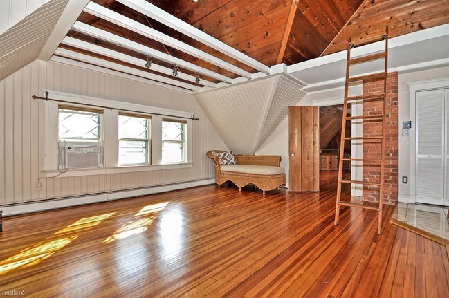 Foto del edificio - 2 br, 1 bath Triplex - 33 Hubinger St Fl 3