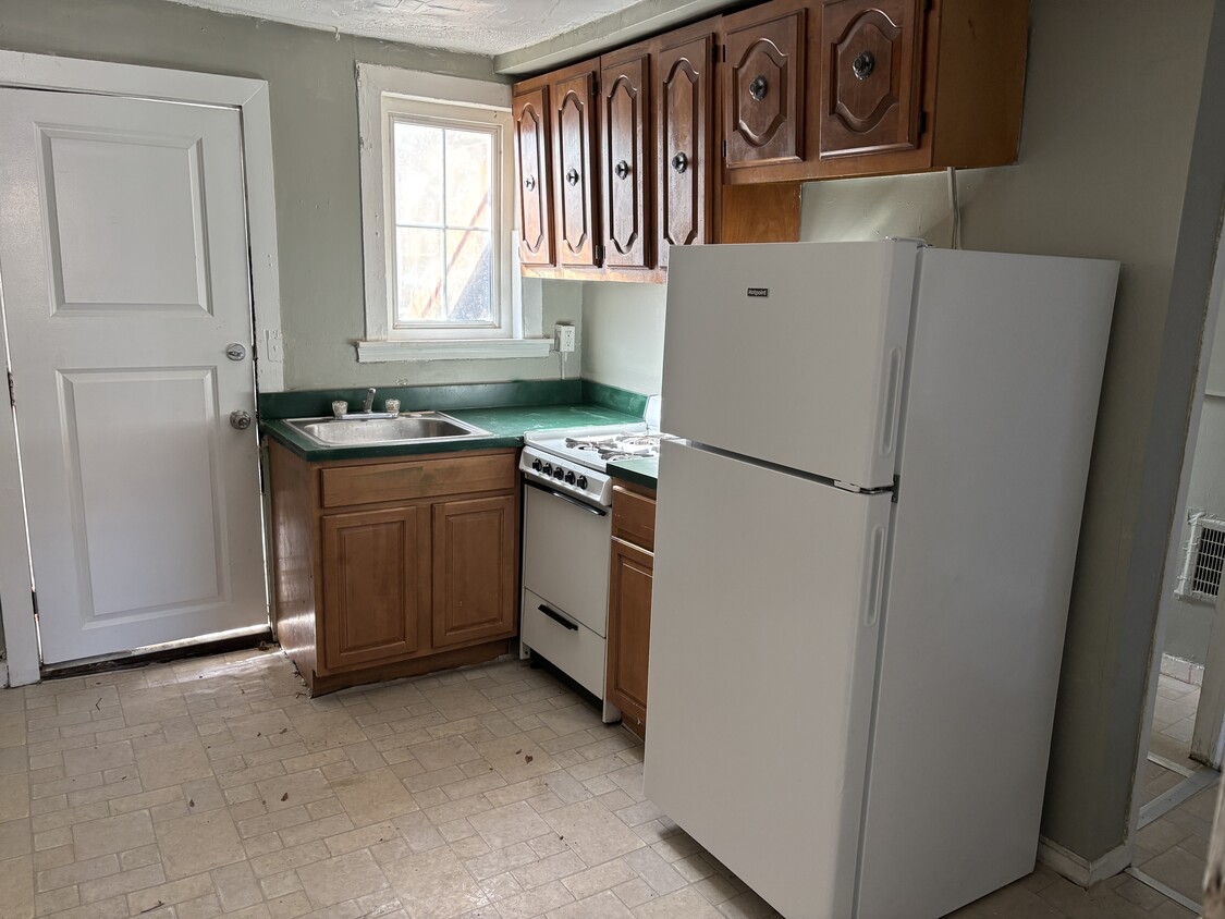 Kitchen - 1305 W Baltimore St