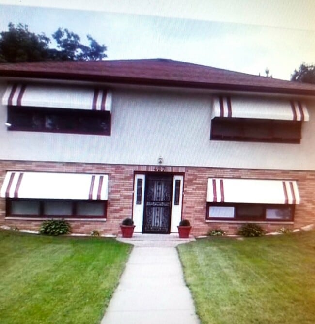 Building Photo - 427 20th Ave S