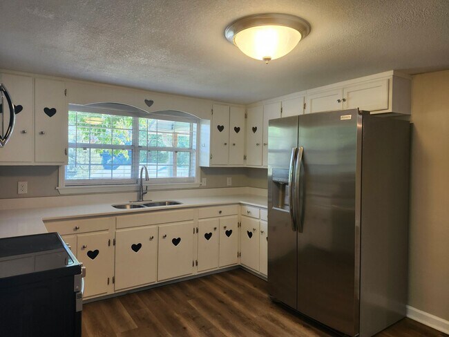 Building Photo - COMING IN MARCH - 2 Bedroom 1 bath home lo...