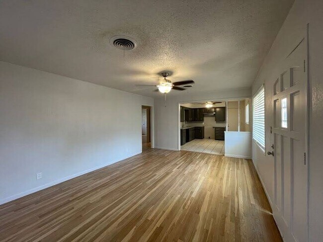 Foto del edificio - Style Meets Substance—Newly Renovated 3BR/2BA in Lamesa