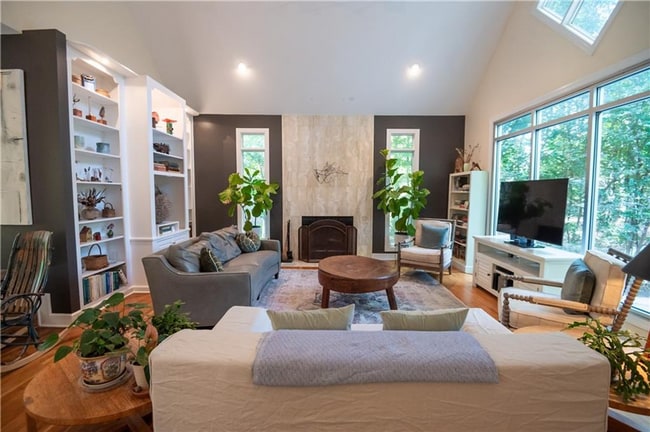 Building Photo - Custom Home in beautiful Moores Mill Subdi...