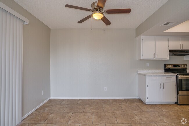 3BR, 2BA - 1,092SF - Dining Room - Woodridge Manor