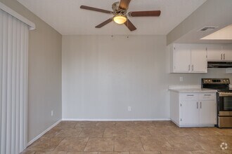 3BR, 2BA - 1,092SF - Dining Room - Woodridge Manor