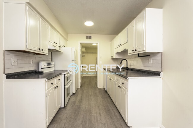 Building Photo - 2270 Sunderland Rd