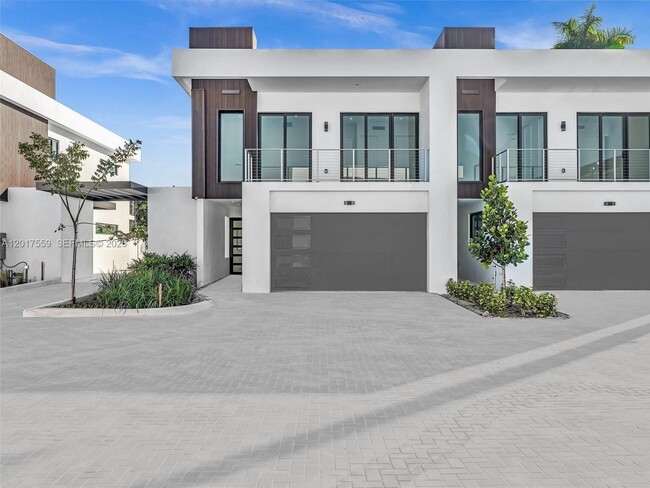 Building Photo - 4640 SW 32nd Ave