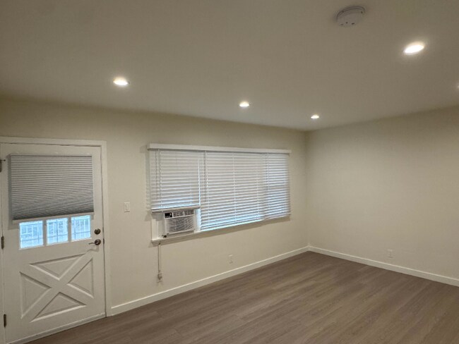 Foto del edificio - 421 E Acacia Ave