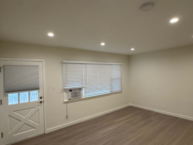 Building Photo - 421 E Acacia Ave