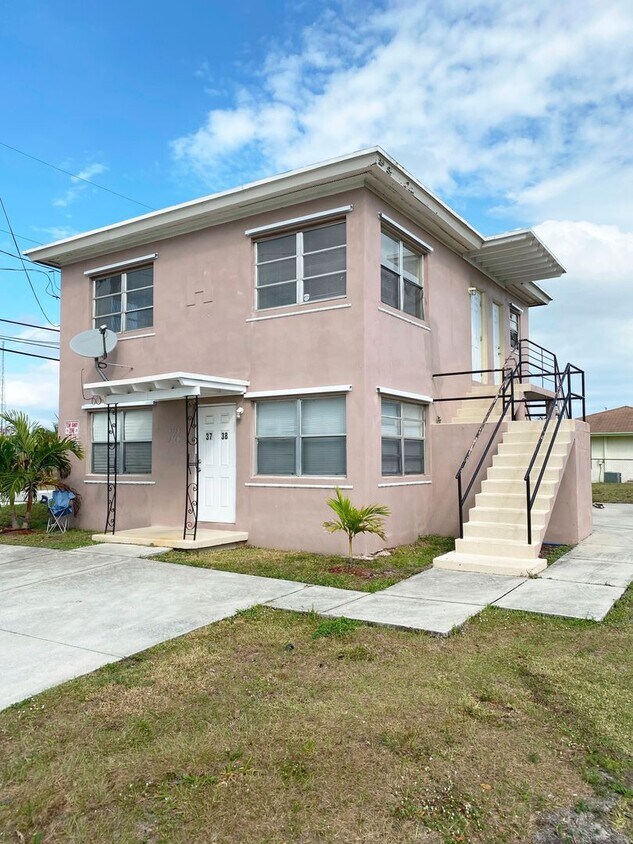 Foto principal - Spacious 2 Bedroom/ 1 Bath Available NOW!