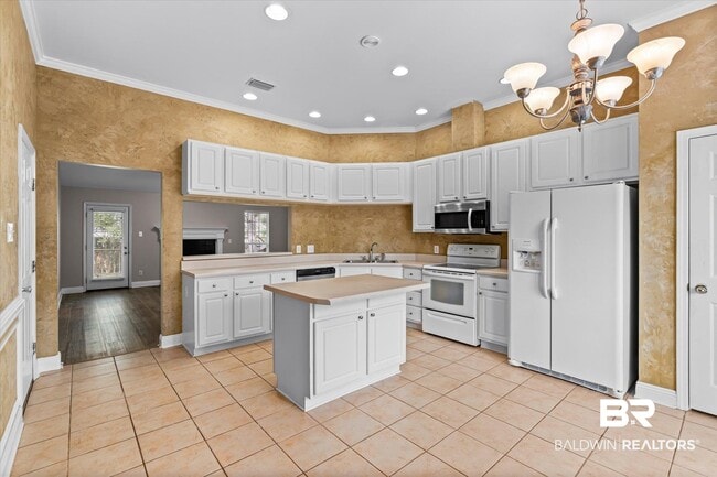 Building Photo - 10610 S Side Loop