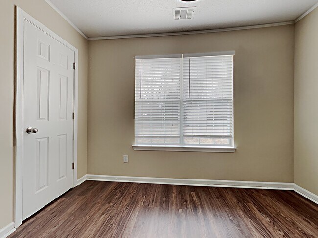 Building Photo - 211 Mystic Hollow