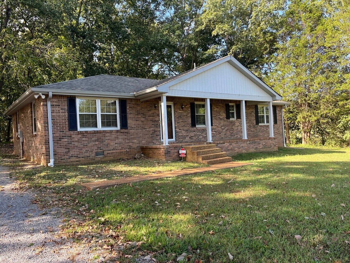 3Bd/Ba on 2 acres in quite setting - 660 Rogers Ln