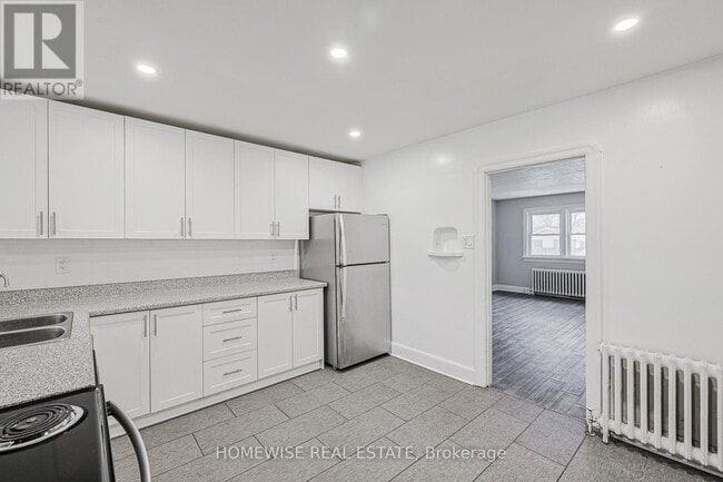 Building Photo - 366 Mary St N