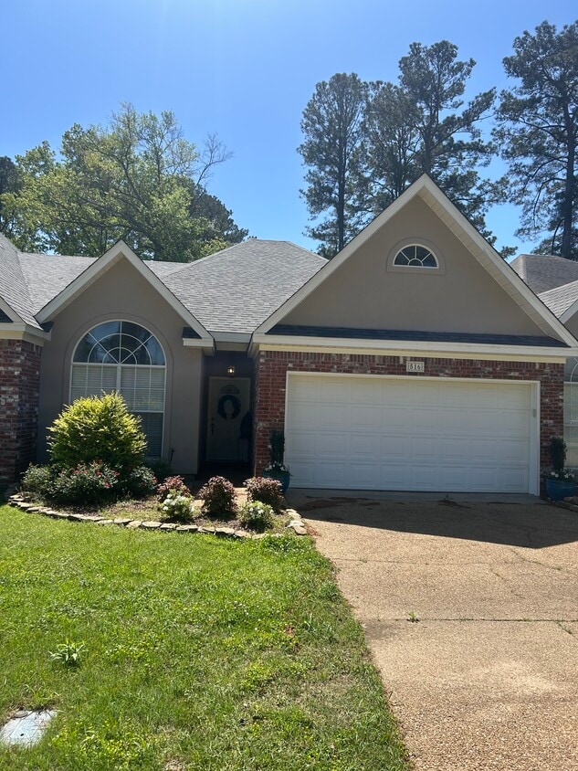 Primary Photo - 516 Bay Pointe Dr